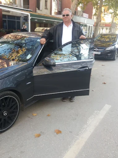 Fahrer von Taxi Perava vor dem Fahrzeug in Živinice